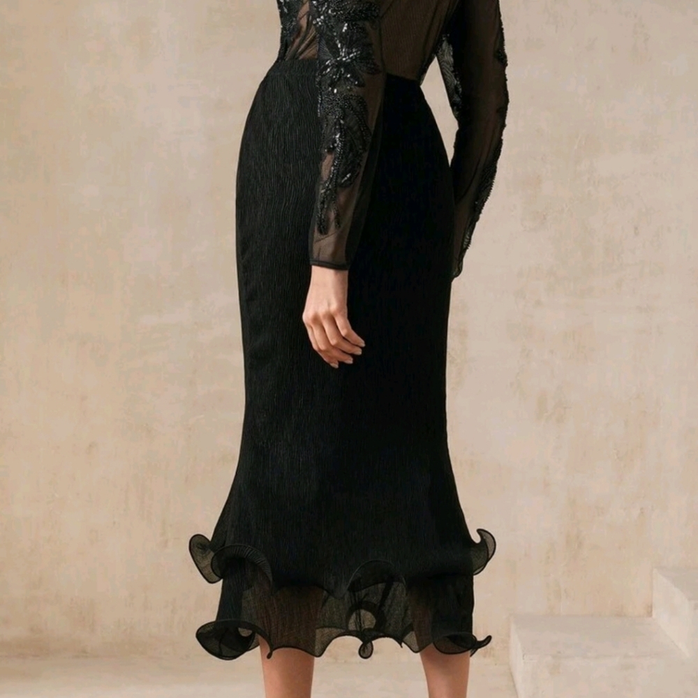 Elegant Layered Mushroom Pleated Hip Skirt With Bodycon Design - Picture 2 of 4